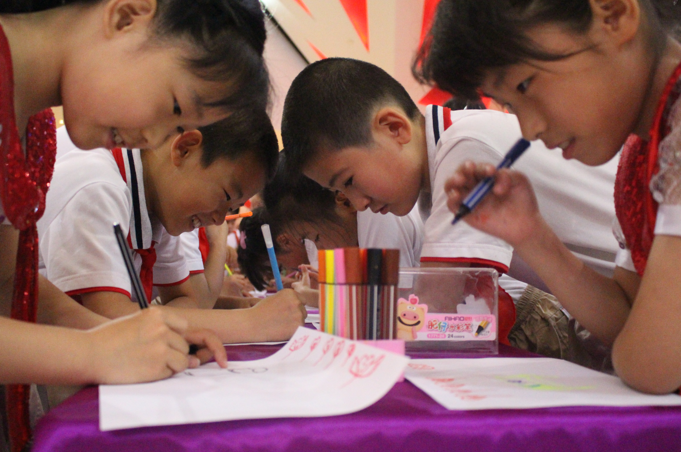 孩子们绘画时表情专注 孩子们绘画时表情专注