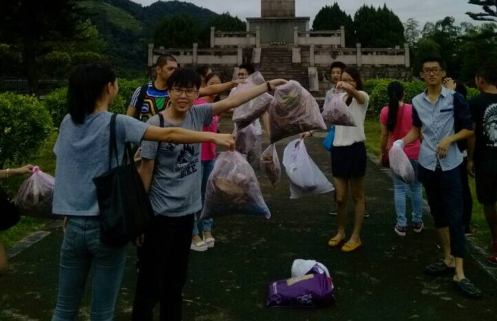宁德ag真人平台官方影城组织员工前往烈士陵园进行扫墓