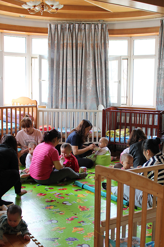 义工服务来到儿童福利院