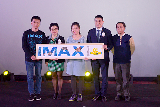 ag真人平台官方IMAX粉丝代表将手绘图赠送给ag真人平台官方和IMAX