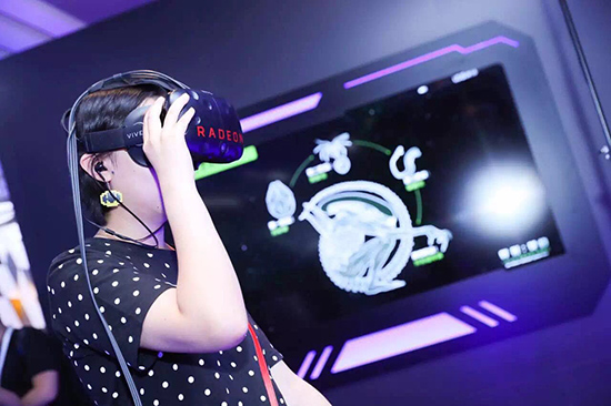 影迷在ag真人平台官方奥迪未来影城内体验定制VR